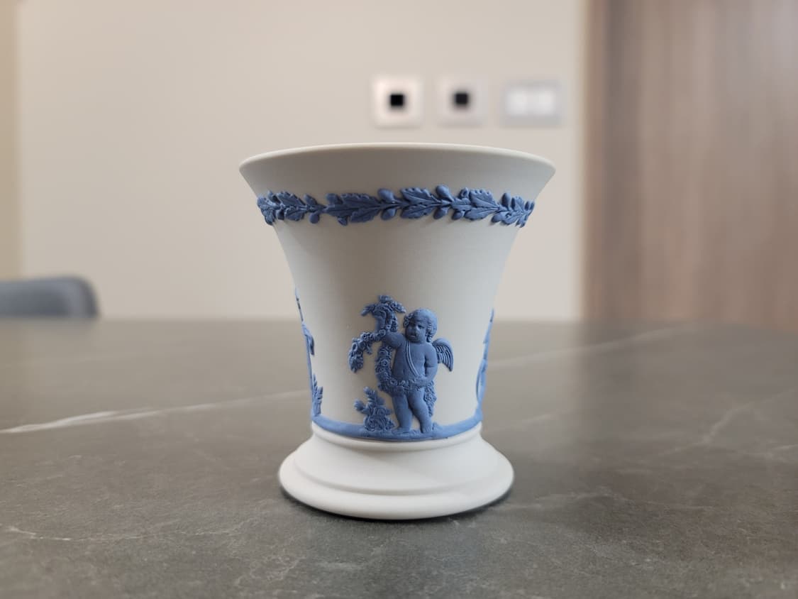 웨지우드 제스퍼웨어 라벤더 온 크림 화병 상품이미지1