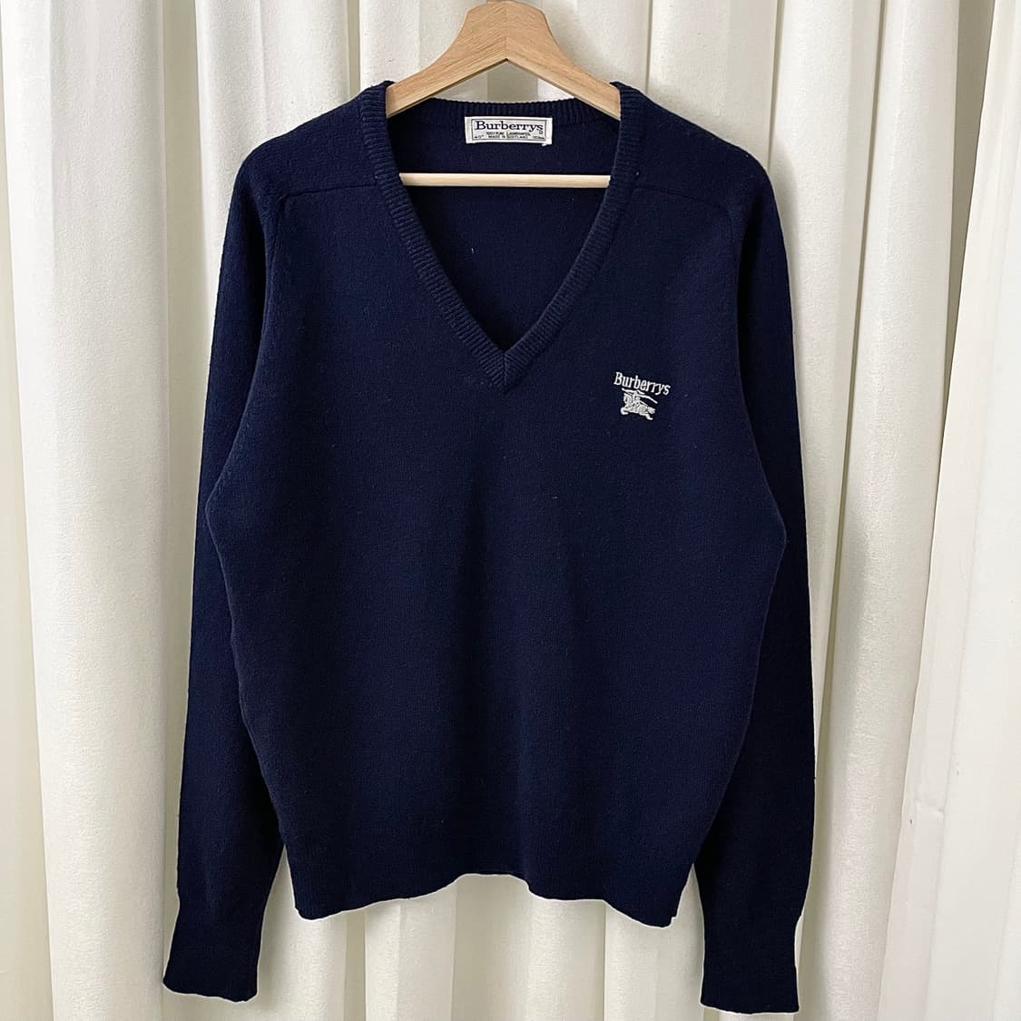 버버리 네이비 브이넥 니트 상품이미지2