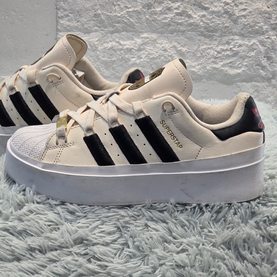 8w-30:아디다스 오리지널스 슈퍼스타 볼드 플랫폼 화이트 블랙 225m 상품이미지2