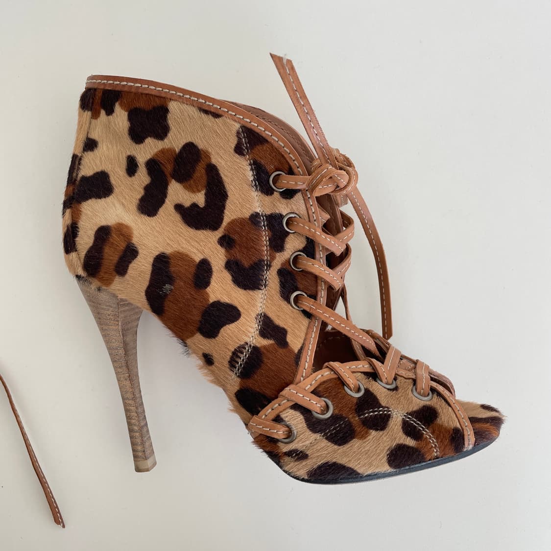 알라이아 35 1/2,225mm 레오파드 송아지 털 레이스업 힐 상품이미지2