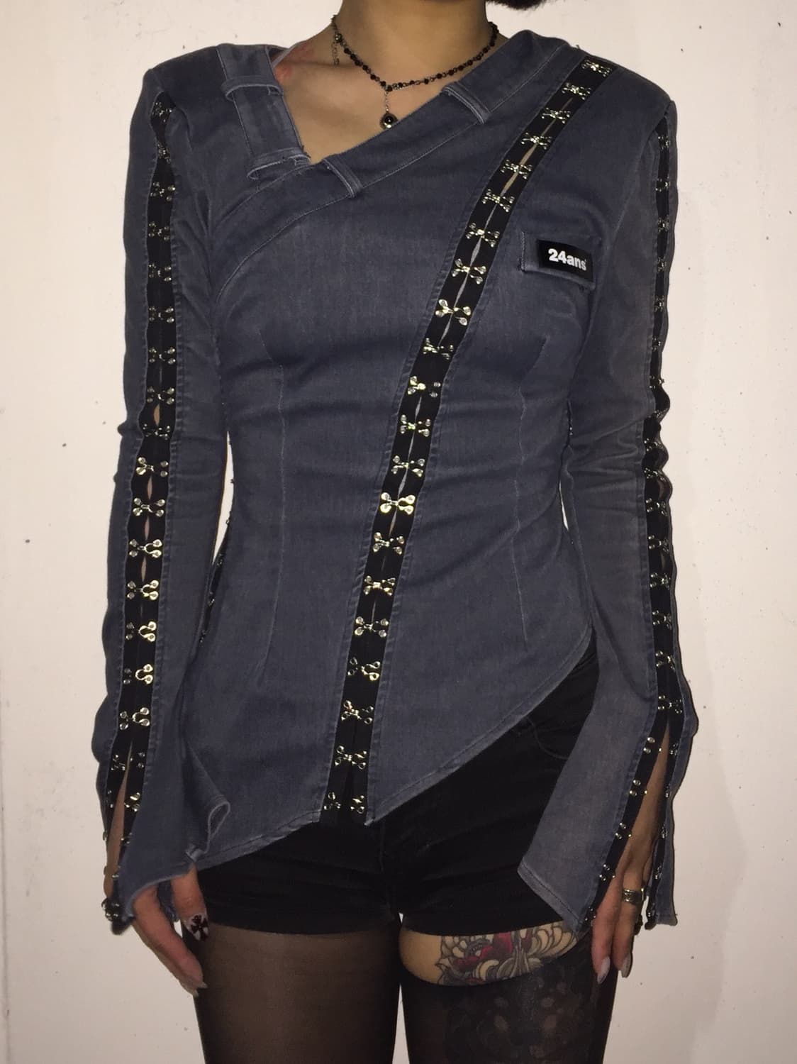 24ans 데님 컷아웃 롱슬리브 탑 상품이미지1