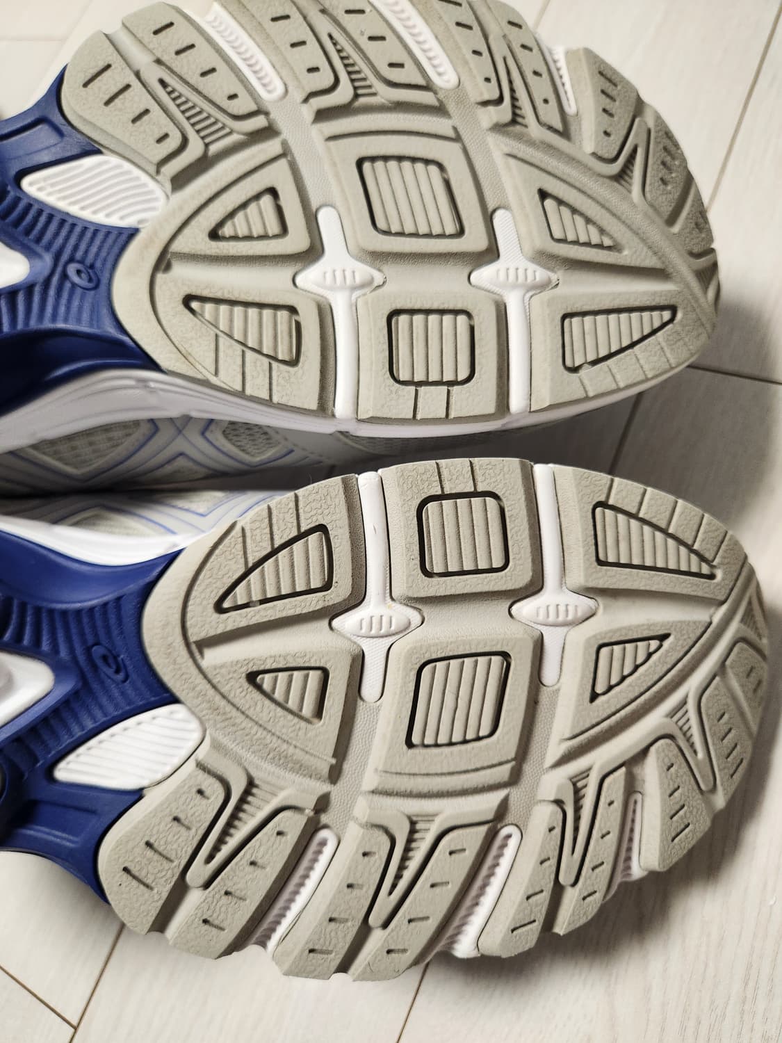 아식스 젤 조그 MC 그레이 사이즈275

여러 중고사이트에도 같이 판매 상품이미지9