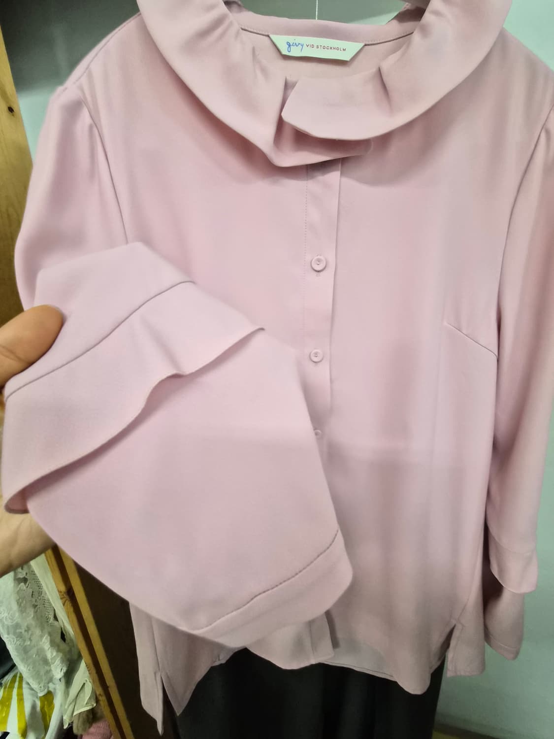 1.기비 프릴넥 핑크 블라우스 2.juan슬랙스 상품이미지4