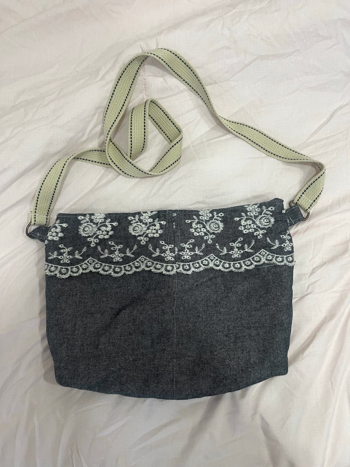 모리걸 레이스 차콜 그레이 크로스백 상품이미지1