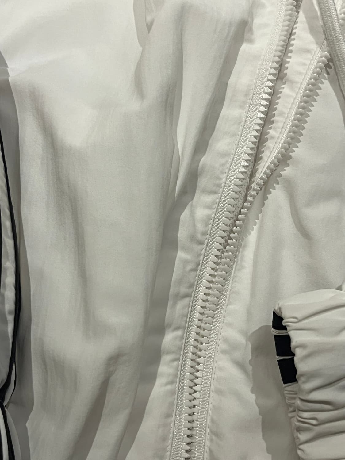 아디다스 크롭 윈드브레이커 바람막이 상품이미지3