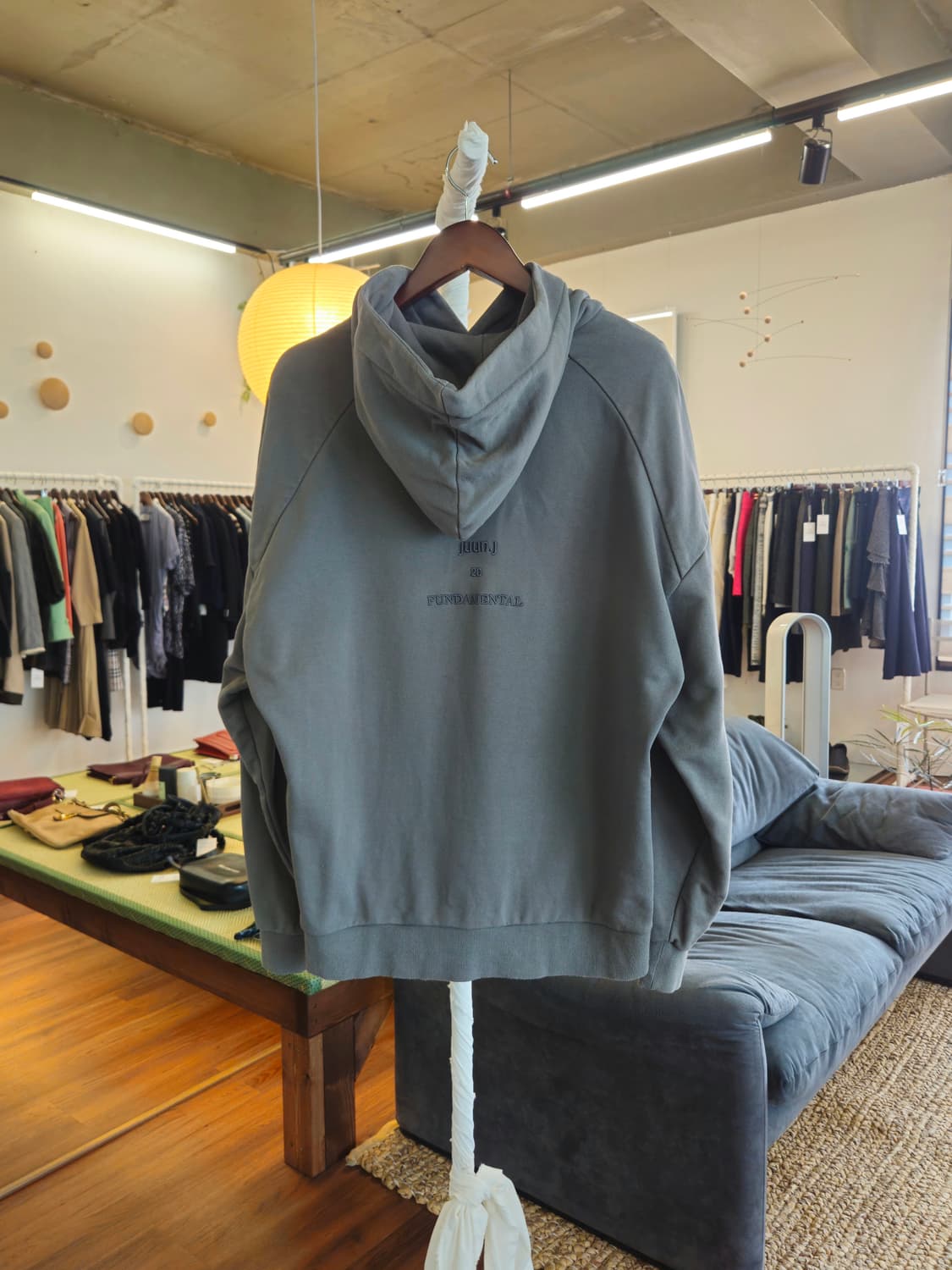 준지 20FW 엠브로이더리 레터링 절개 후드티 상품이미지2