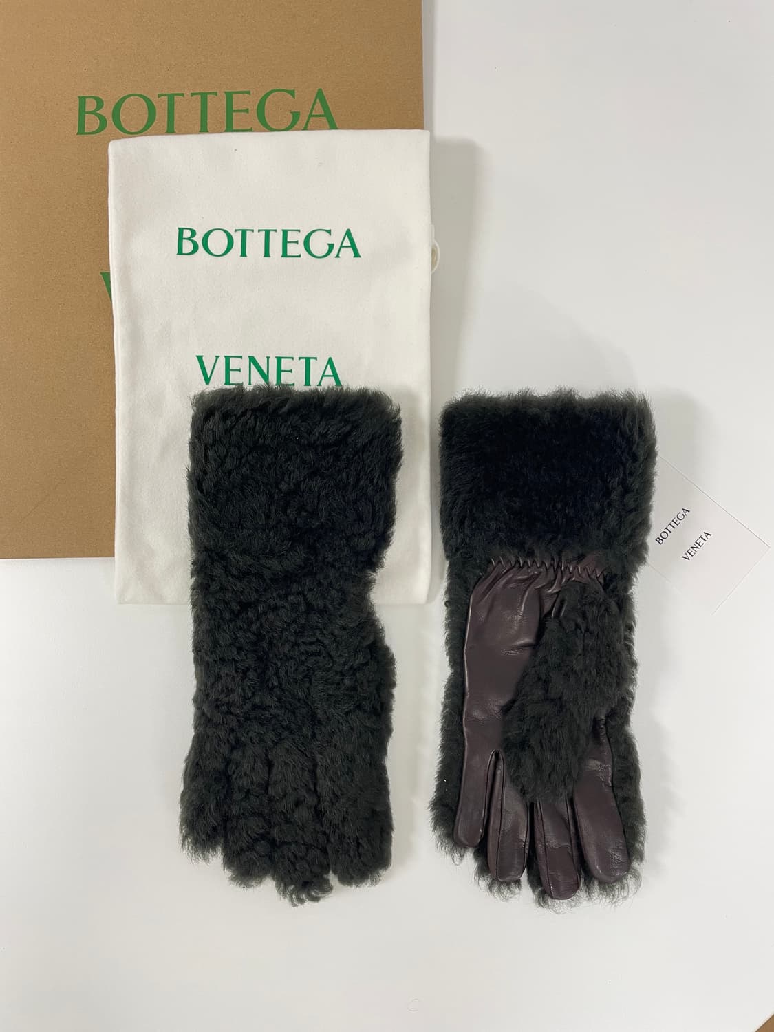 새상품 보테가 베테타 테디 시어링 레더 장갑 다크 그린 상품이미지1