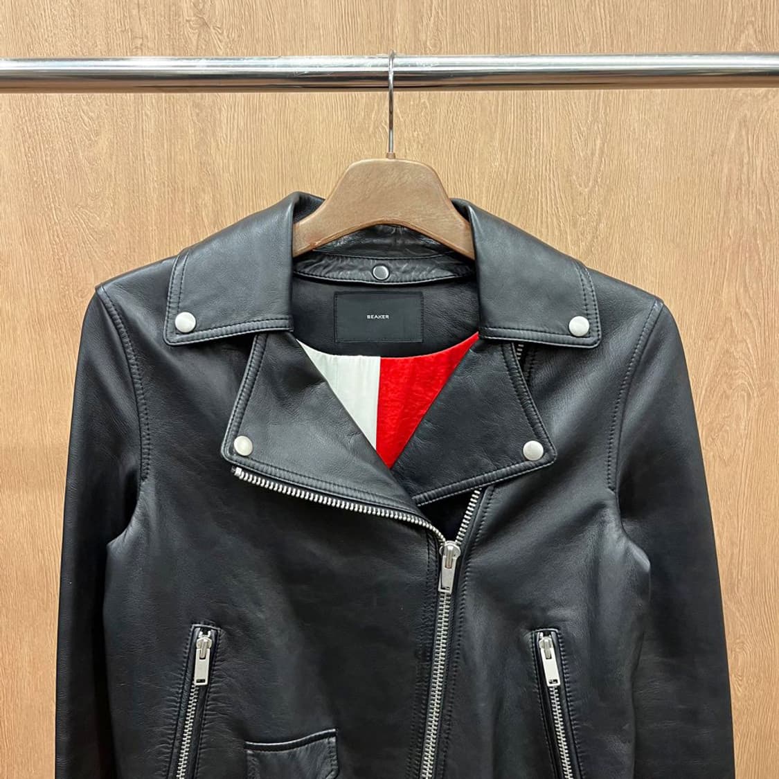 비이커 레더 자켓 지퍼 커프스 사선 클로징 포켓 디테일 레귤러핏 블랙 상품이미지4