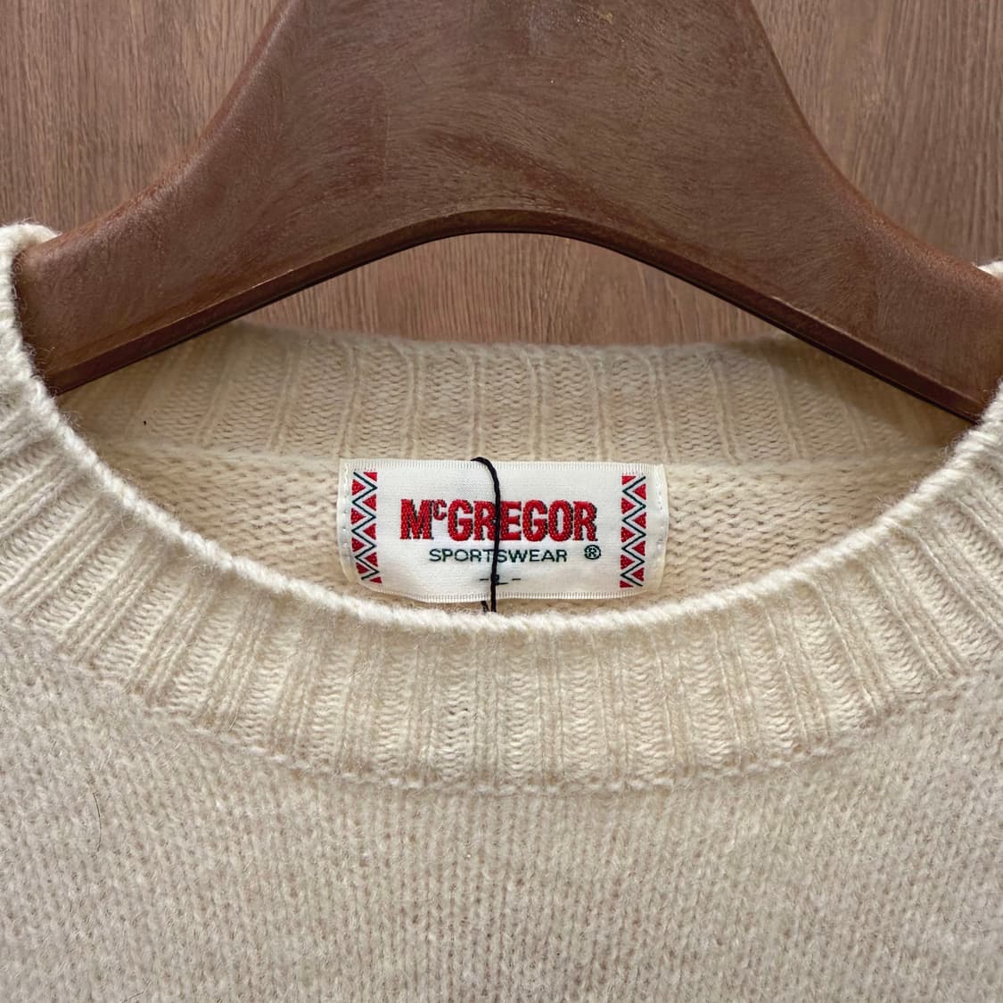맥그리거 라운드넥 니트 래글런 로고 자수 디테일 레귤러핏 아이보리 상품이미지6