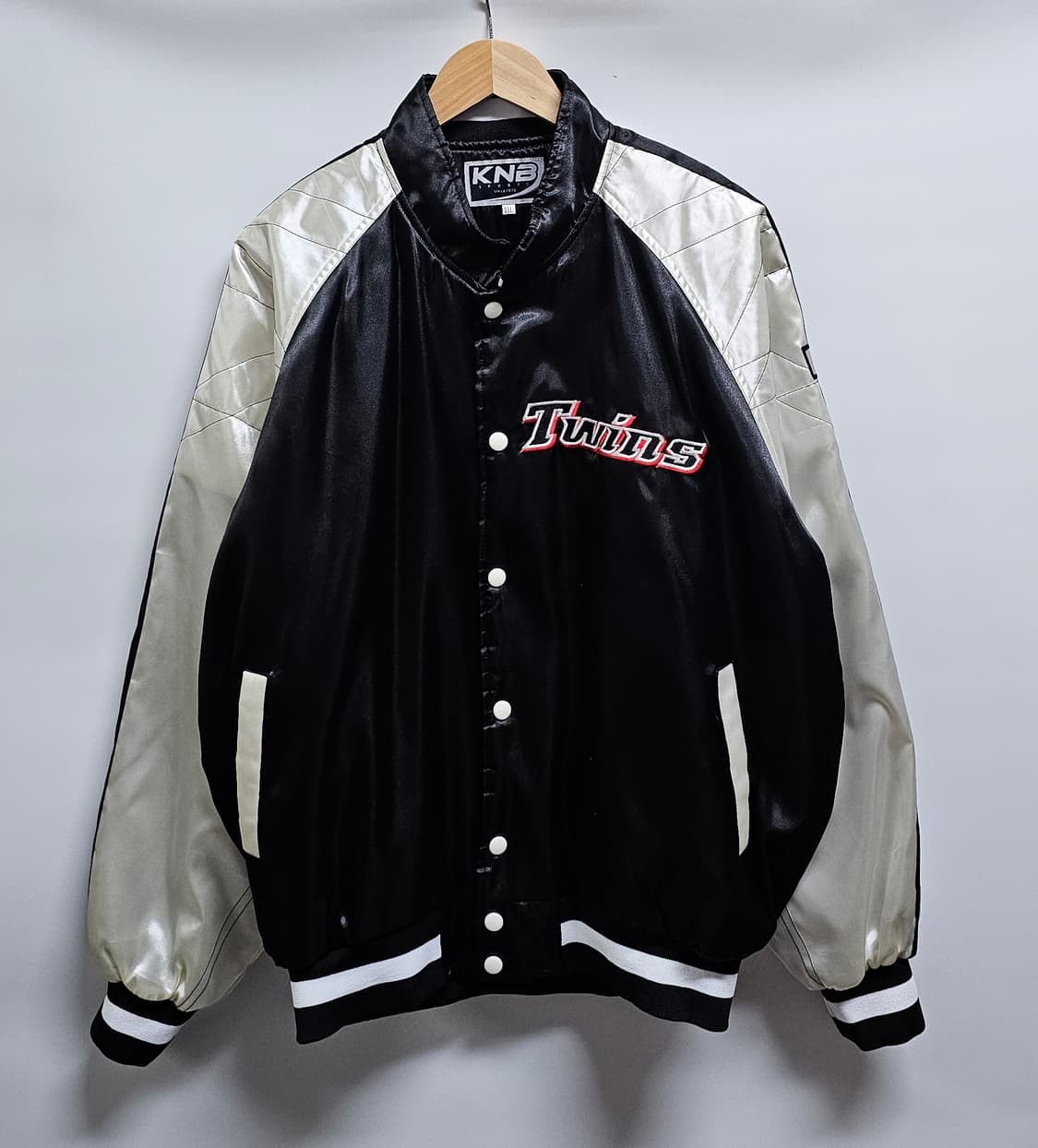 KNB 트윈스 유광 야구점퍼 블랙 실버 2XL 상품이미지2