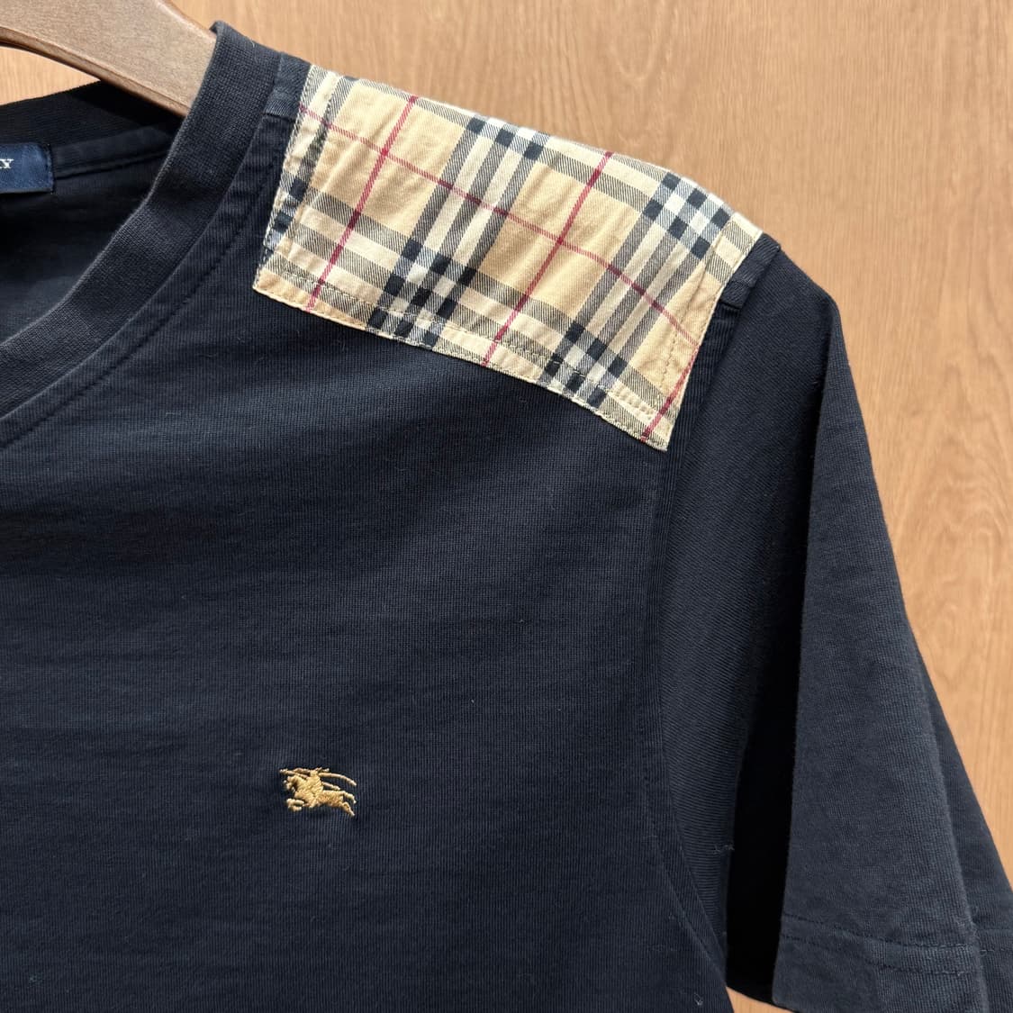 버버리 런던 브이넥 반팔 티셔츠 노바체크 숄더 디테일 자수 로고 블랙 상품이미지6