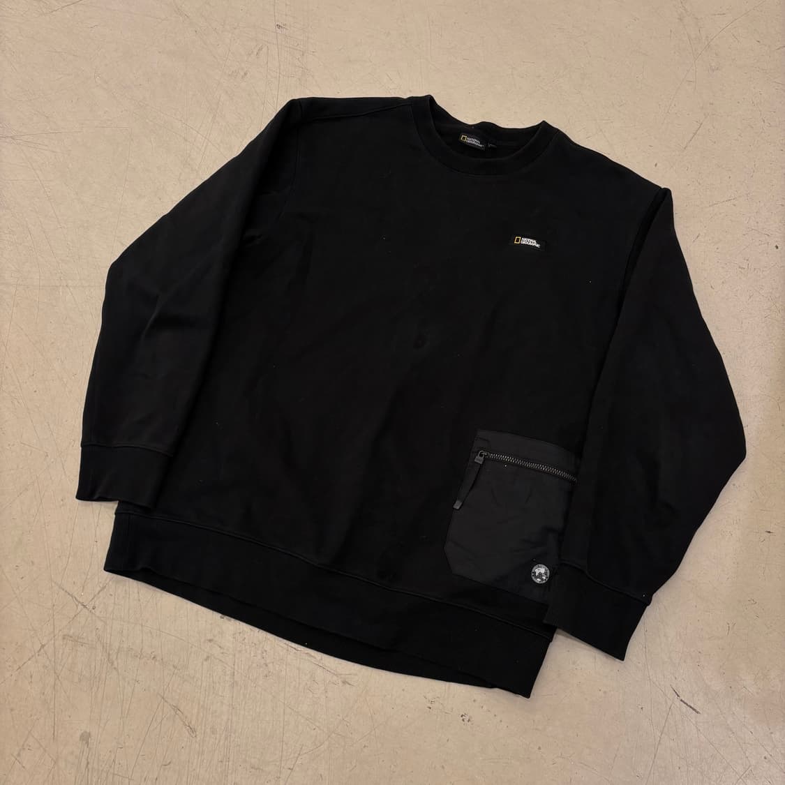 내셔널지오그래픽 블랙 포켓 맨투맨 상품이미지1