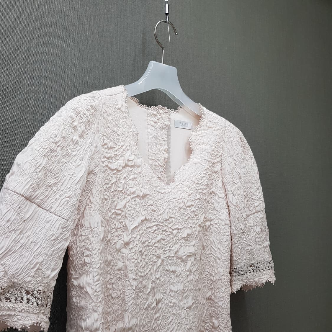 한섬 타임 엠보 레이스 반팔 블라우스 F사이즈 상품이미지3