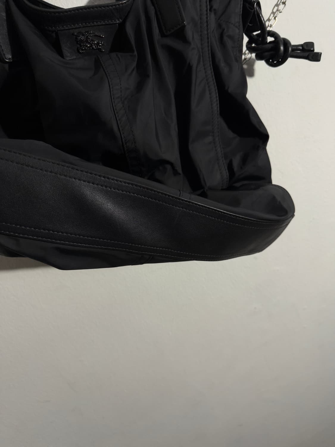 버버리 블랙 레더 나일론 믹스 숄더백 상품이미지4