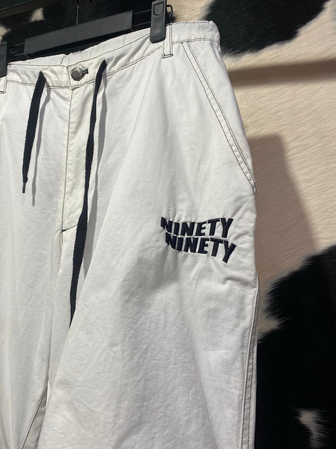 9090 백포켓 자수 디테일 나일론 핀턱 팬츠 상품이미지4