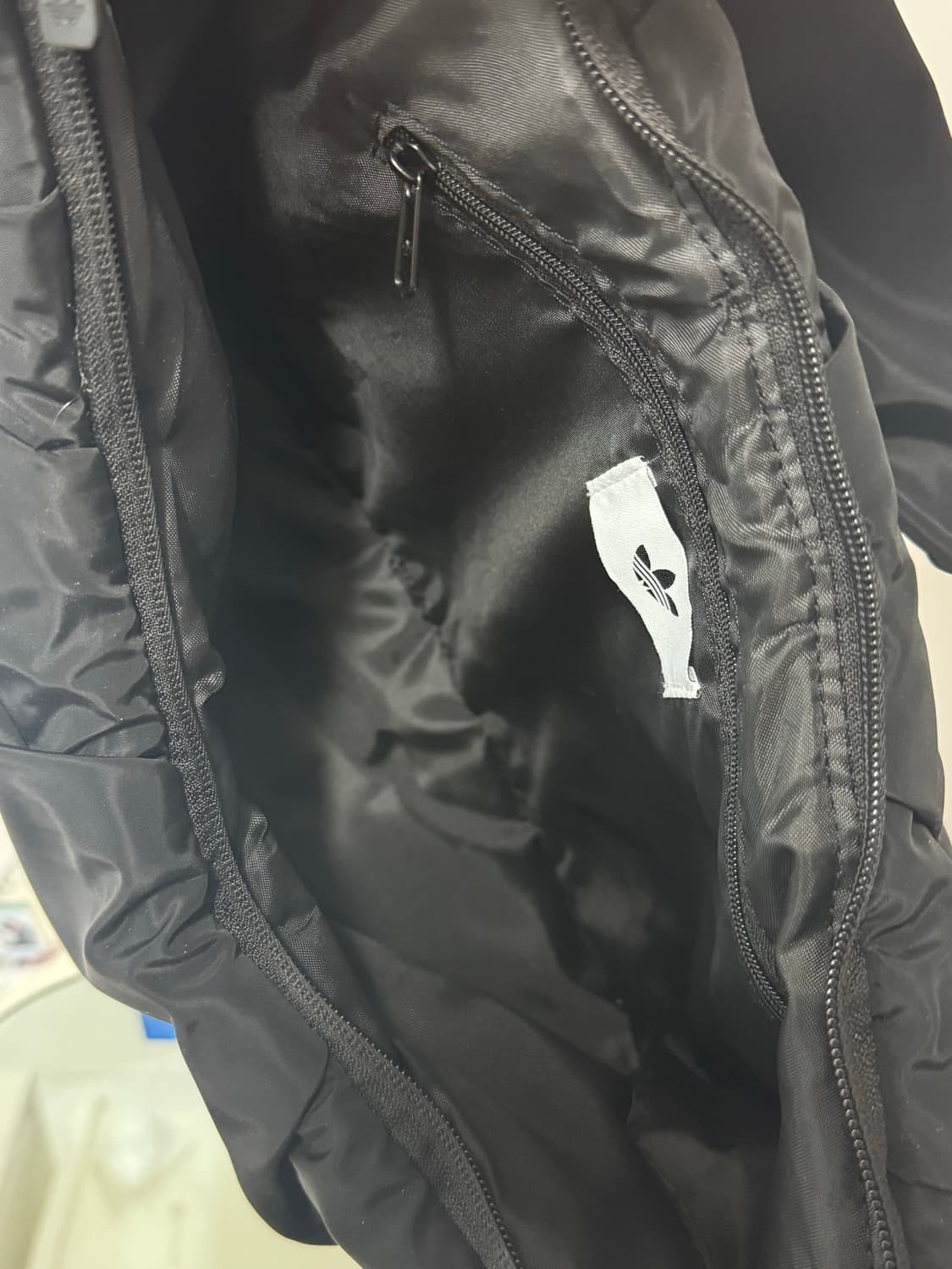 아디다스 크링클 버전 클라우드 숄더백 스몰 블랙 상품이미지4
