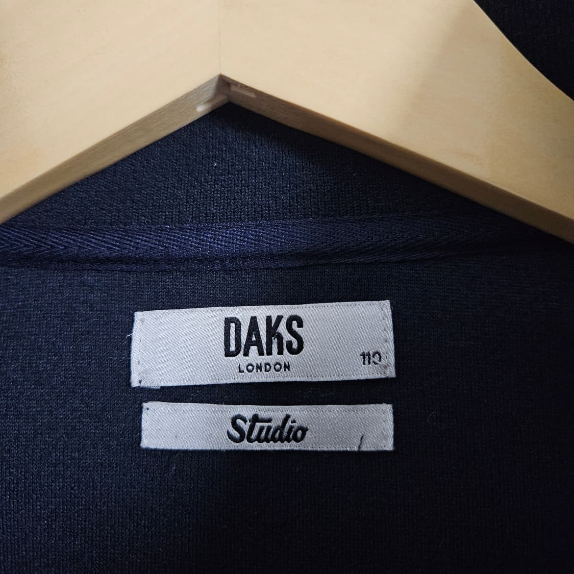 110 닥스 강아지자수 하프넥 버튼 니트 다크네이비 상품이미지5