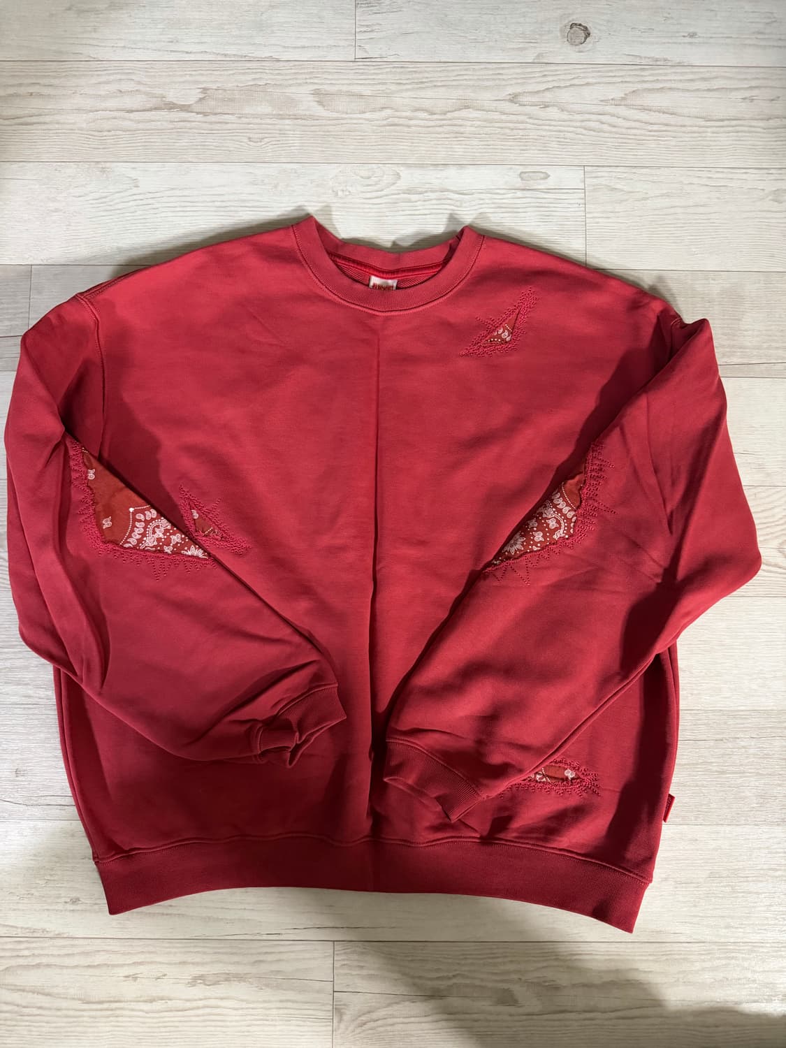 블랙아웃 반다나 스웻셔츠 레드 상품이미지1