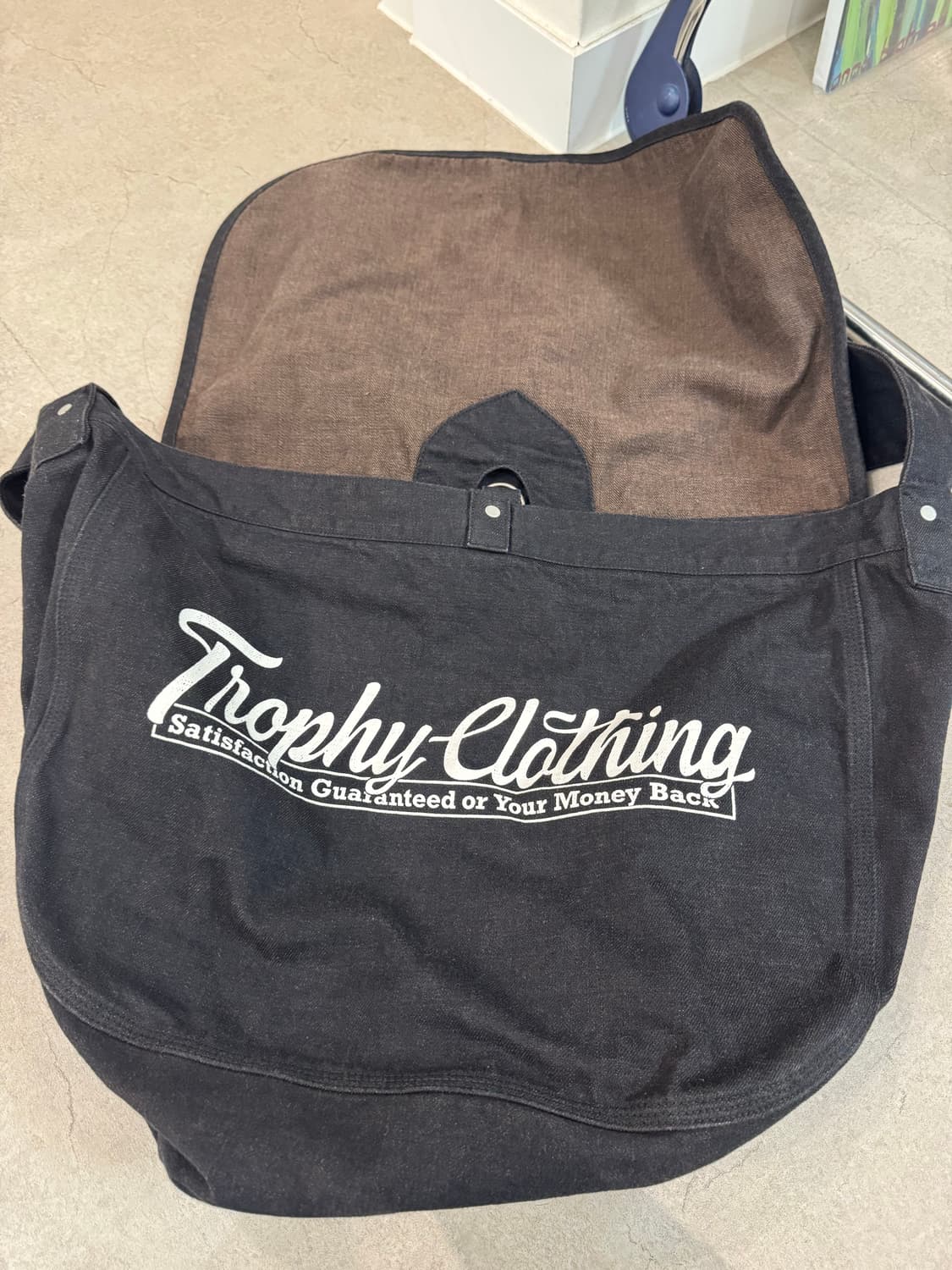 트로피클로딩 뉴스페이퍼백 가방 검정색 상품이미지4