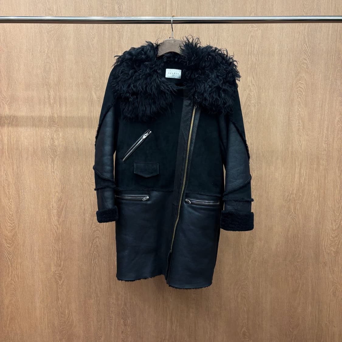 산드로 레더 무스탕 롱 자켓 넥 라인 퍼 트리밍 사선 지퍼 디테일 블랙 상품이미지2