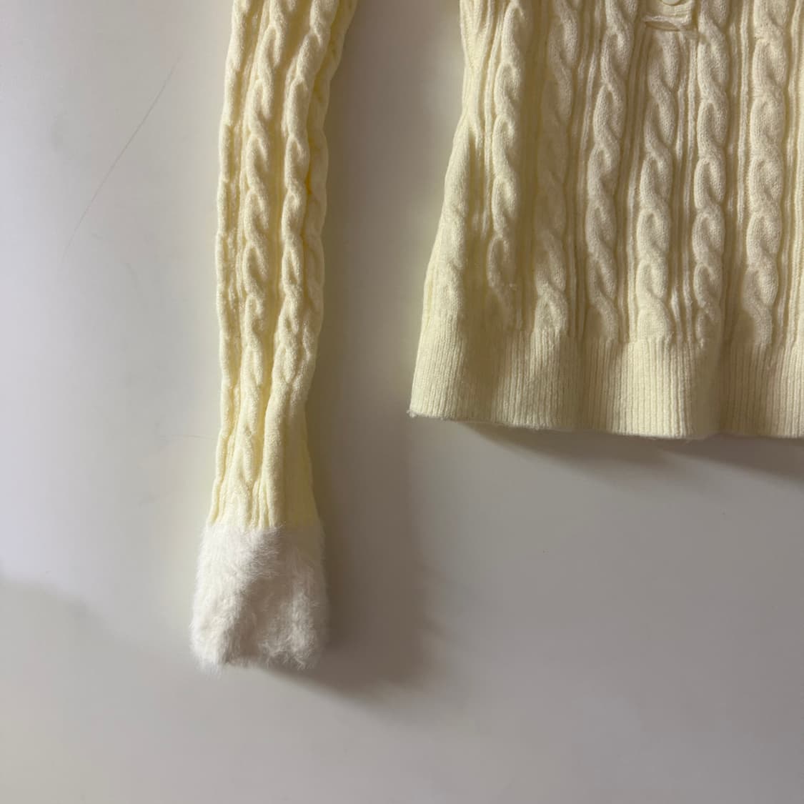 새상품 여자 퍼 꽈배기 브이넥 니트 상품이미지2