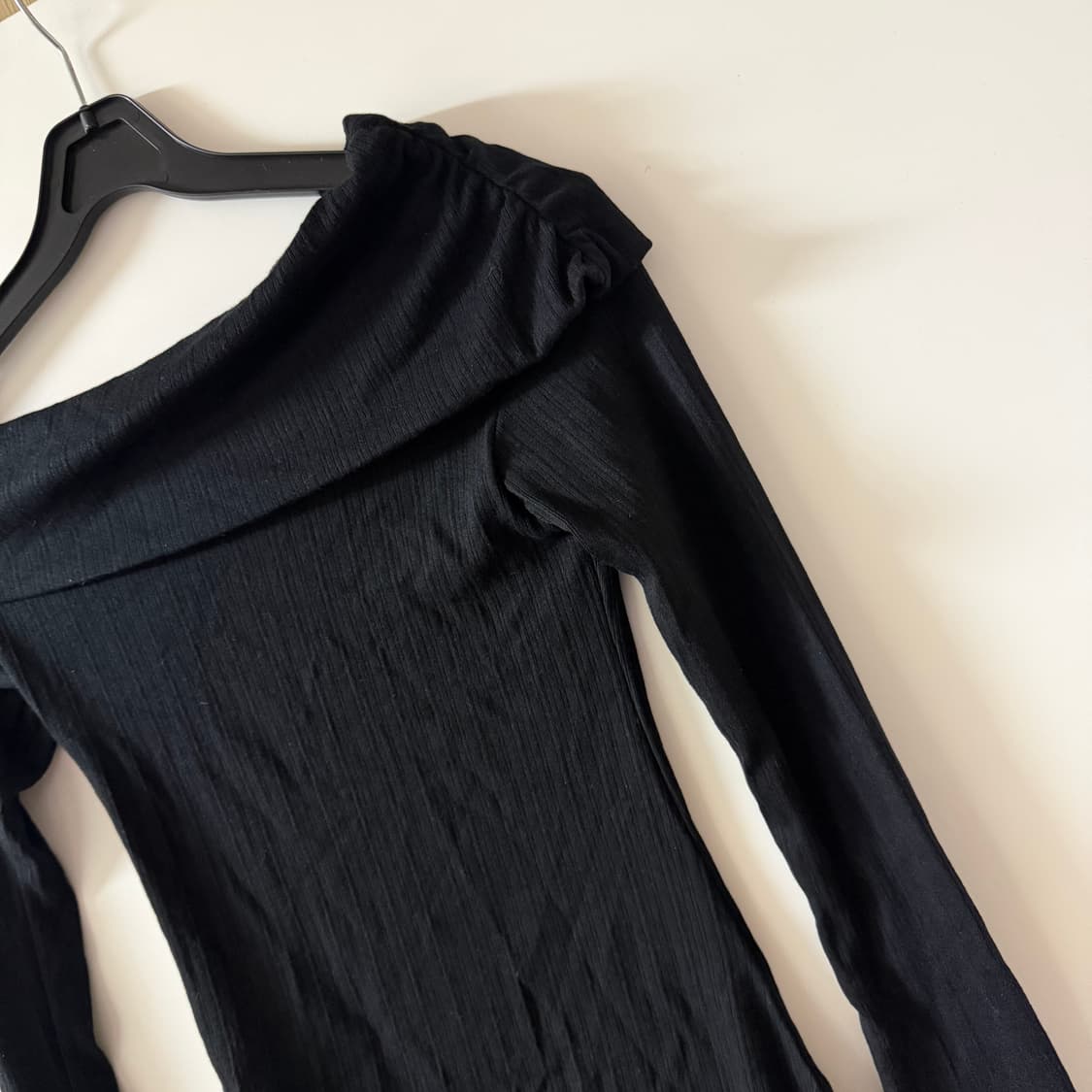 새상품 오프숄더 밑단 쉬폰 긴팔티 (블랙) 상품이미지2