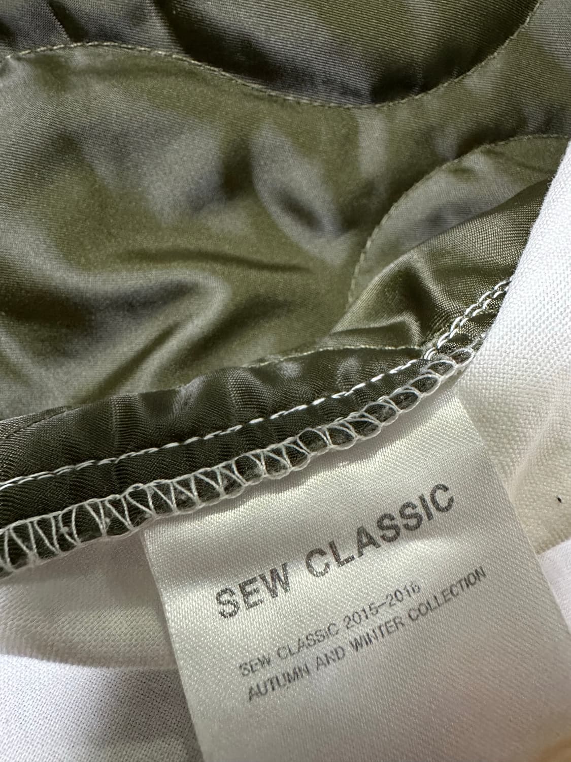 Sewclassic 화이트 셔츠 + 카키 퀼팅 레이어드 상품이미지6