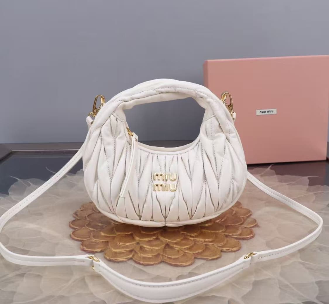 미우 미우 완더 마테라쎄 나파 가죽 호보 미니백 화이트 상품이미지1