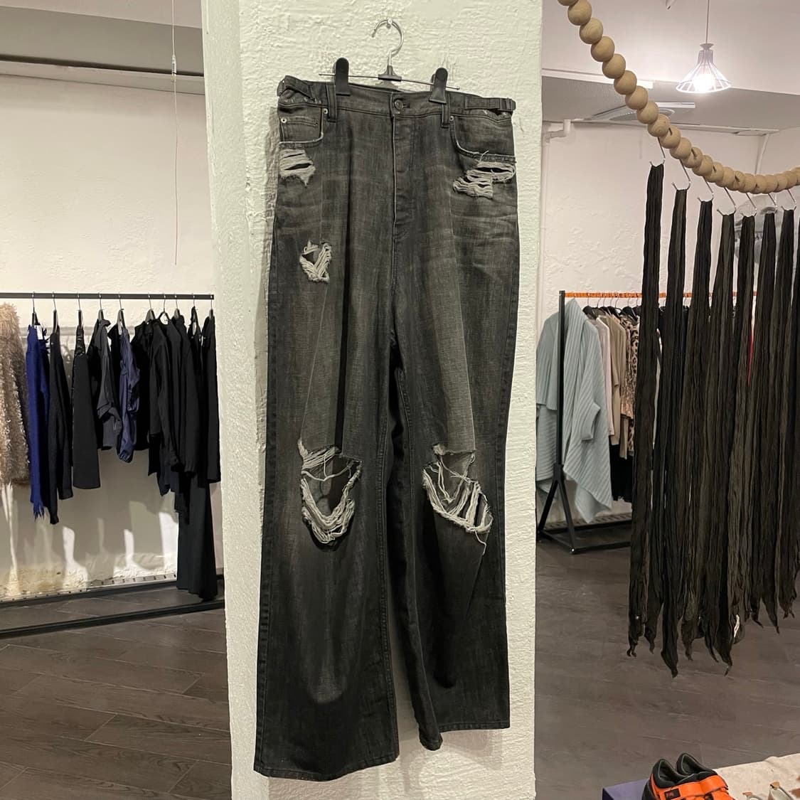 발렌시아가 23aw 디스트로이드 라지배기진 흑청 상품이미지1