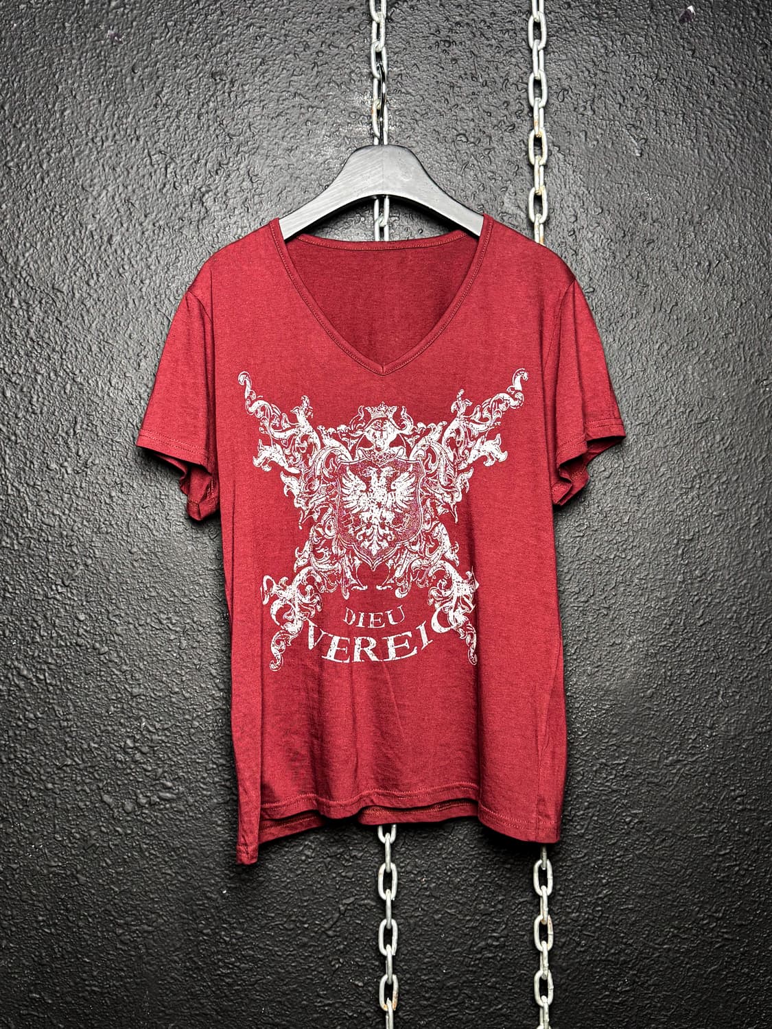 Vereu Crest Graphic V-neck T-shirt 상품이미지5