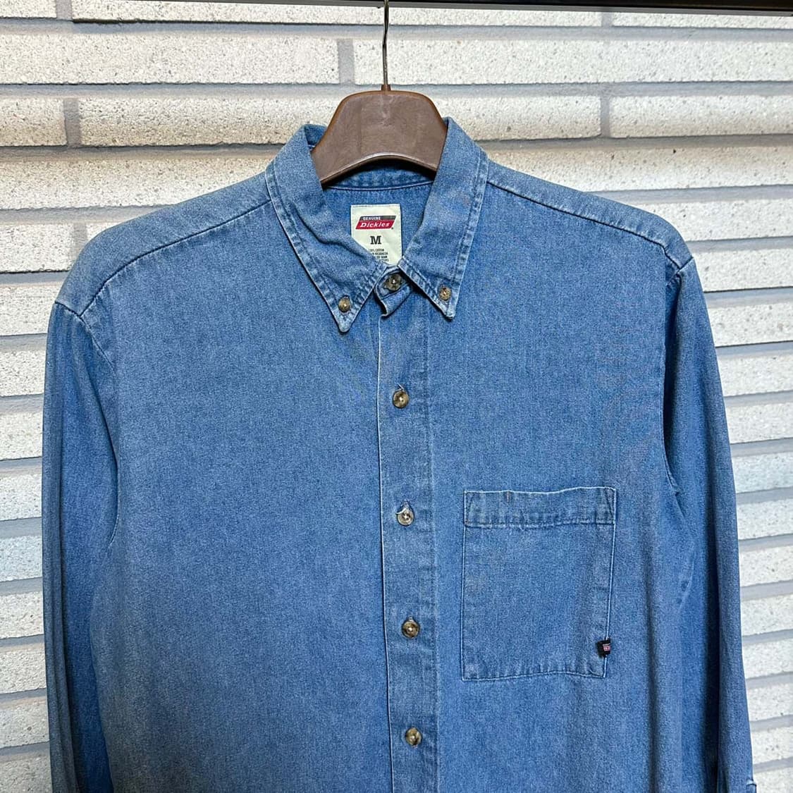 디키즈 데님 긴팔 셔츠 앞면 로고 패치 원포켓 디테일 중청 상품이미지4