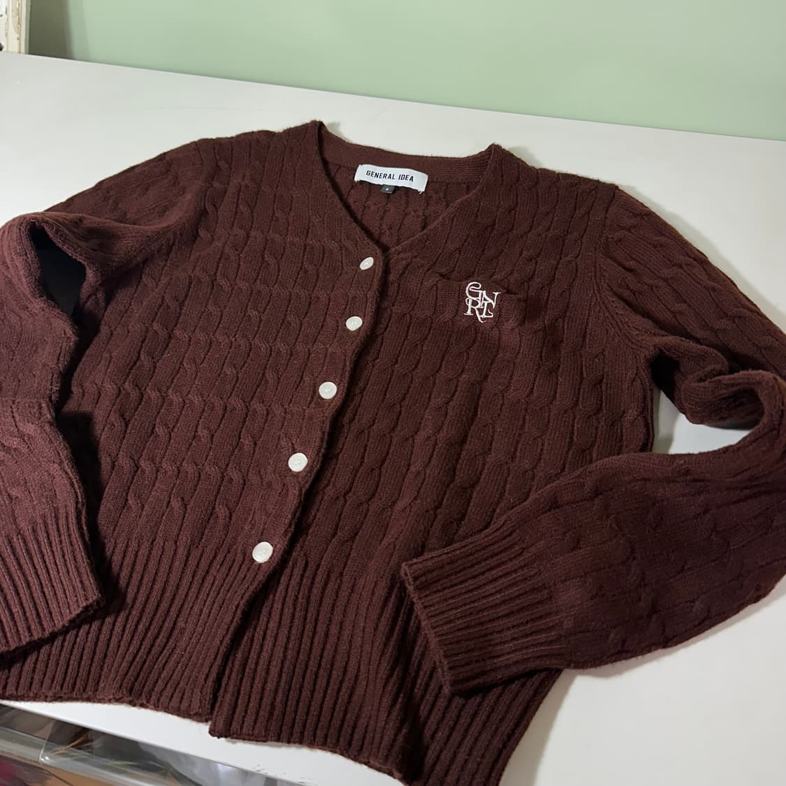 우먼S 제네럴아이디어 딥브라운 시그니처로고 크롭가디건 상품이미지2