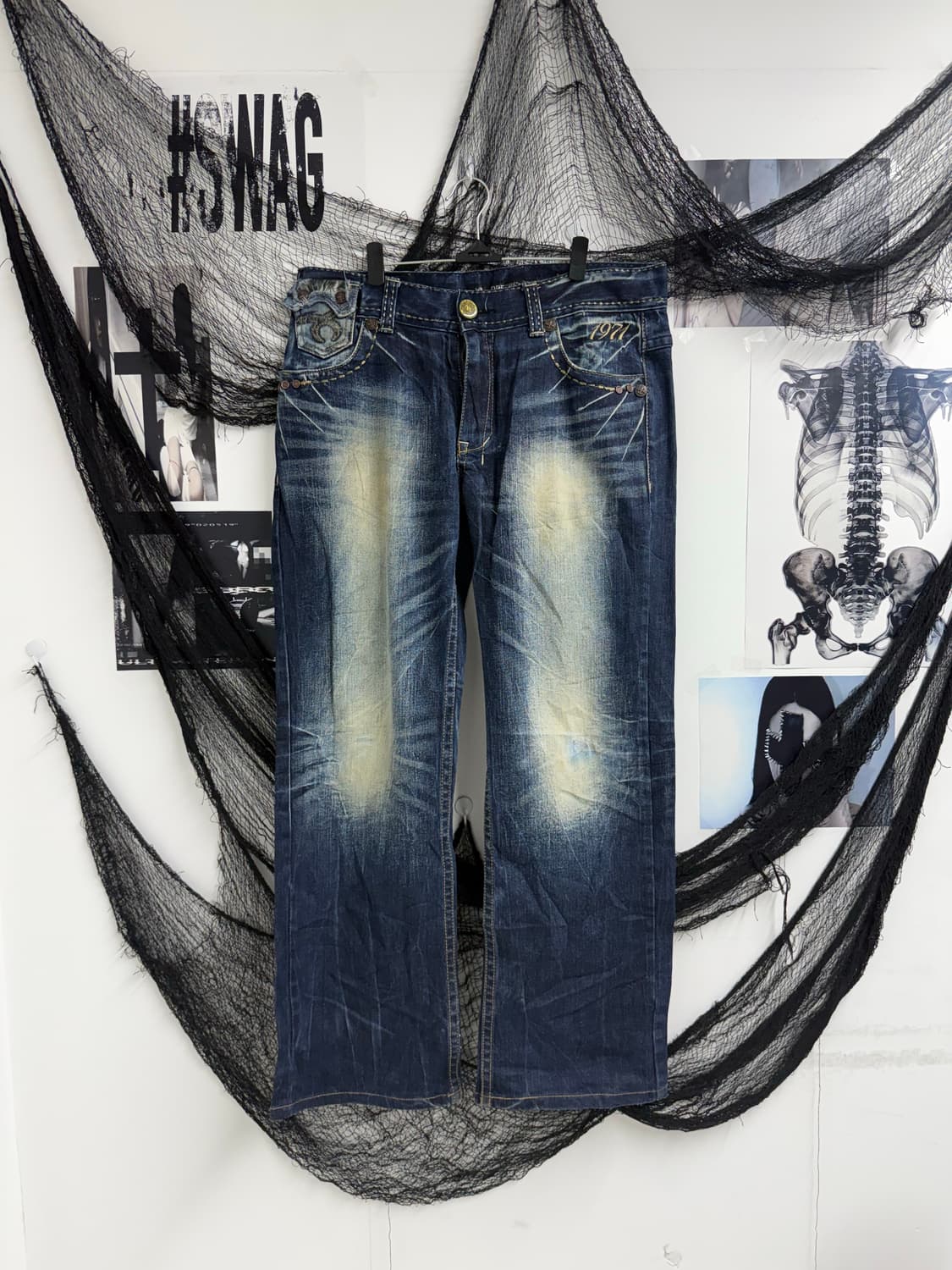 Red pepper cross patch detail jeans 상품이미지3