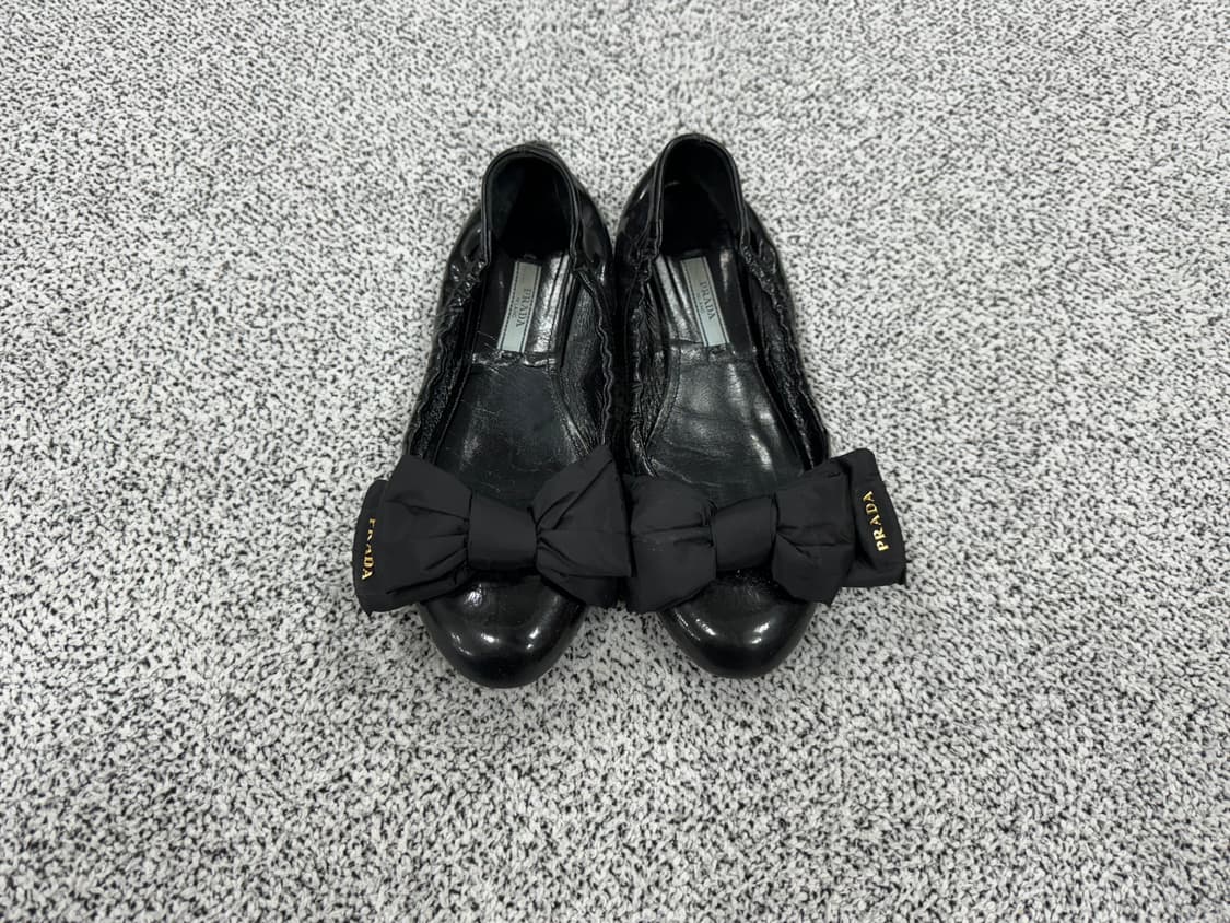 프라다 페이던트 리본 플랫슈즈 상품이미지1