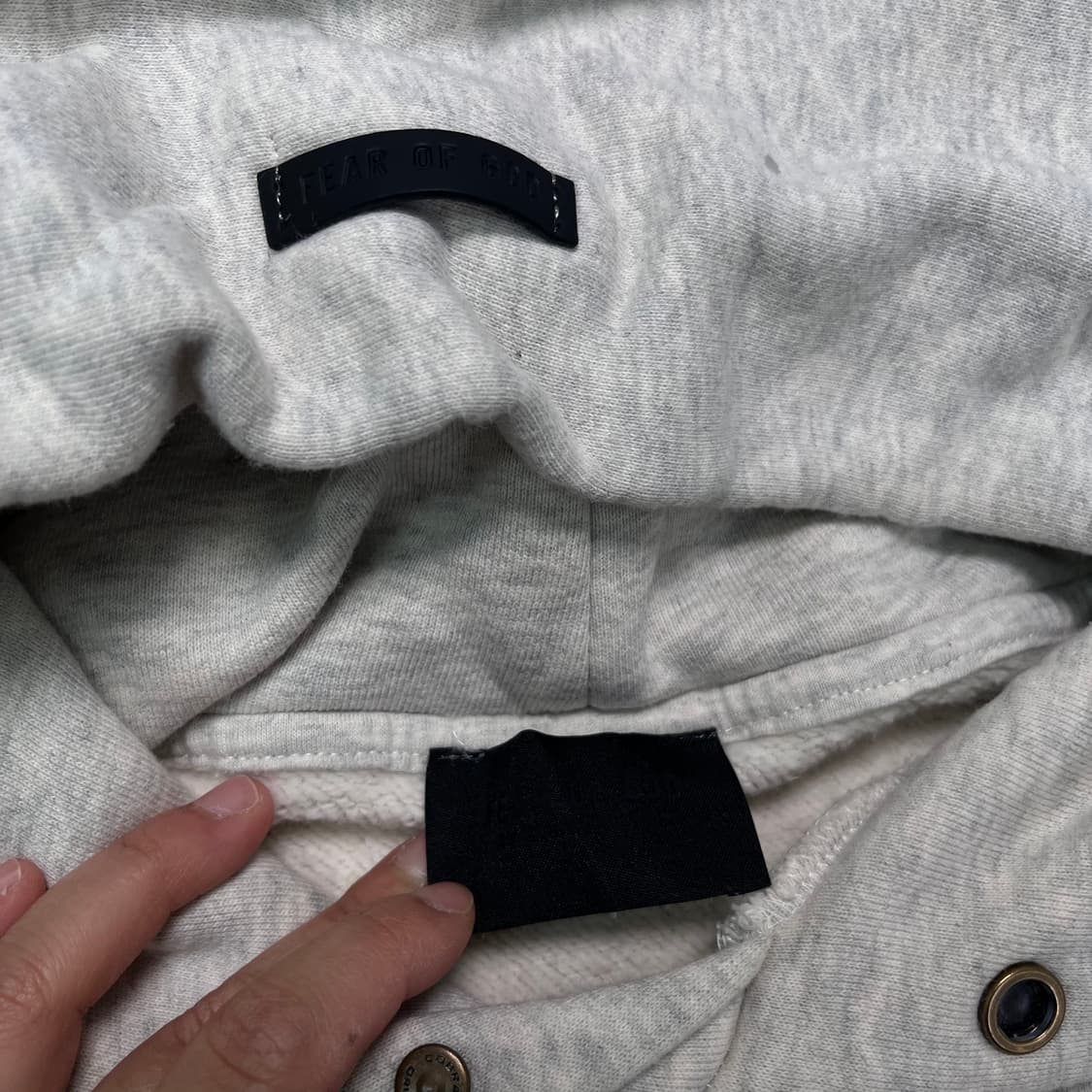 105 피오갓 에센셜 모나크 fg 로고 크림 후드티 상품이미지3