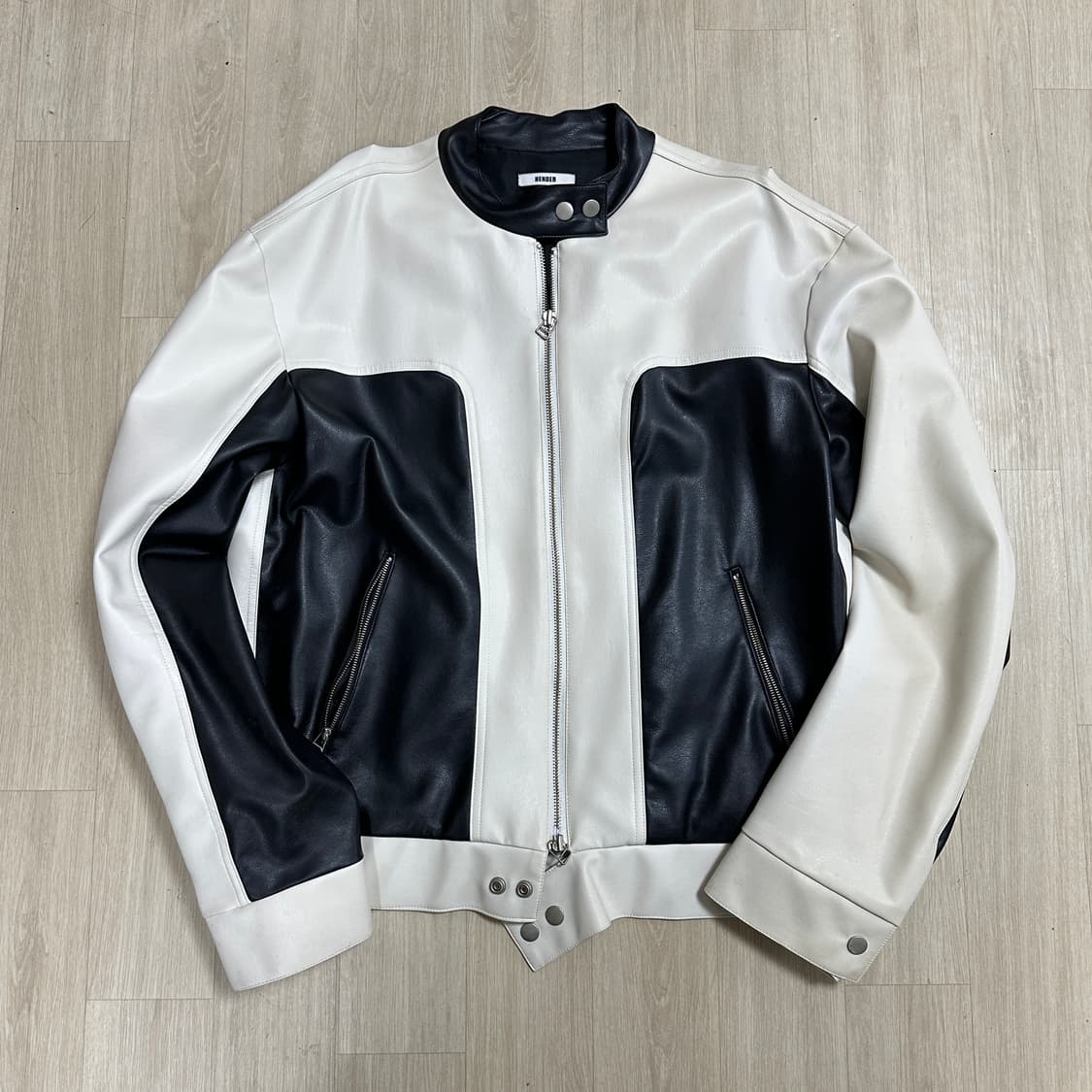 Hender 화이트 블랙 배색 레더 자켓 상품이미지2