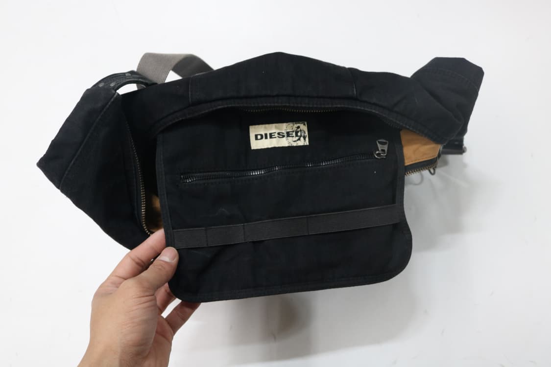 디젤 아카이브 하프문 숄더백 상품이미지9