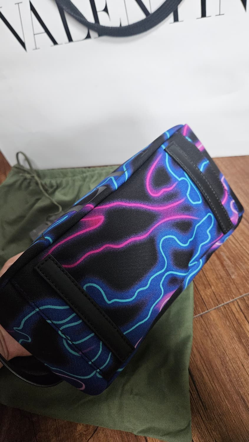 발렌티노 네온 VLTN 파우치백 가방 클러치백 상품이미지5