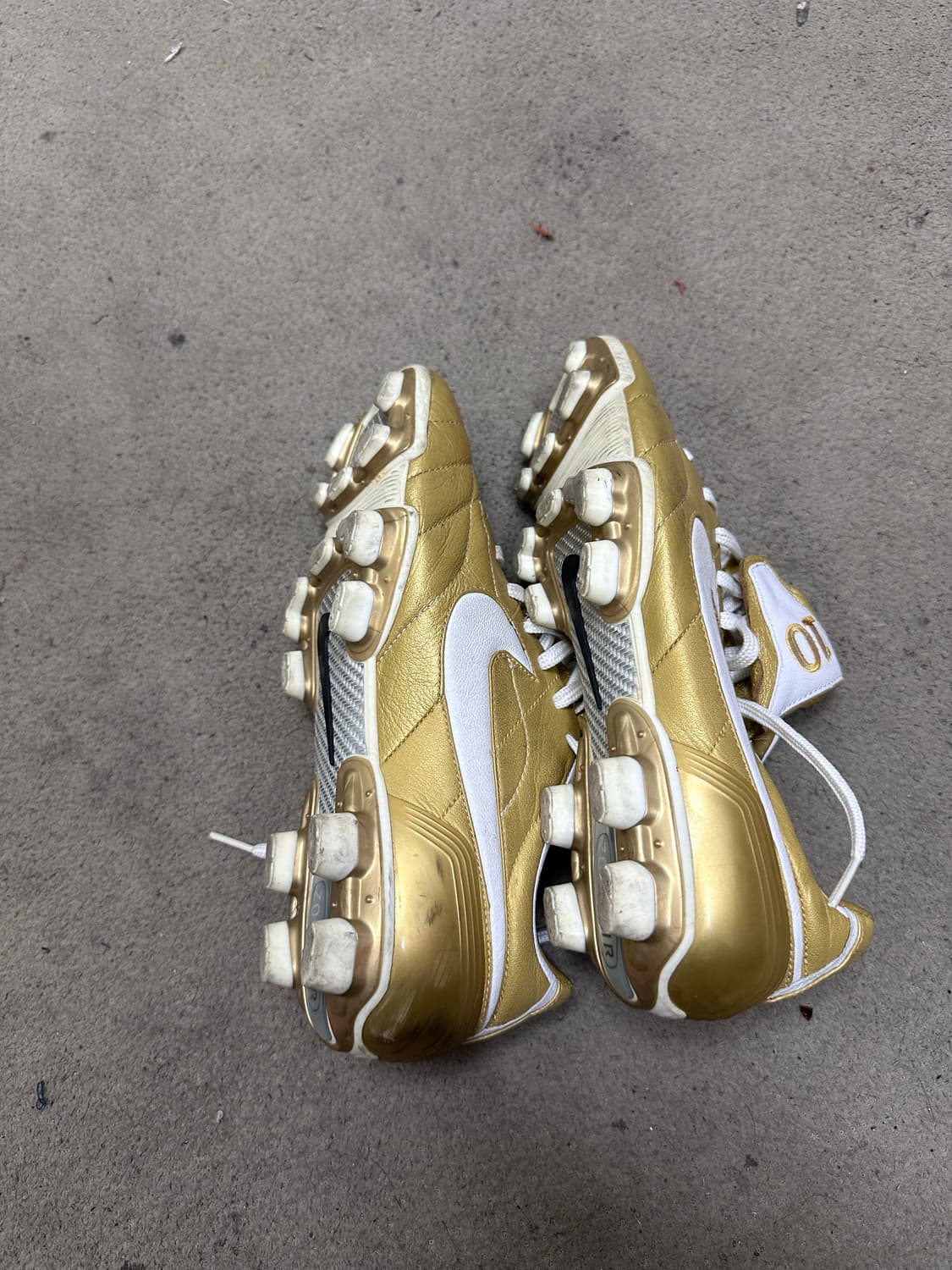 나이키 올드스쿨 초레어템 R10 골드축구화 250 상품이미지8