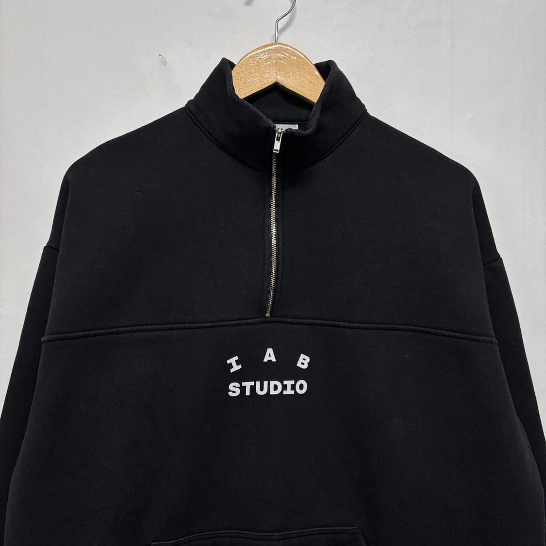 아이앱스튜디오 블랙 하프집업 맨투맨 상품이미지3