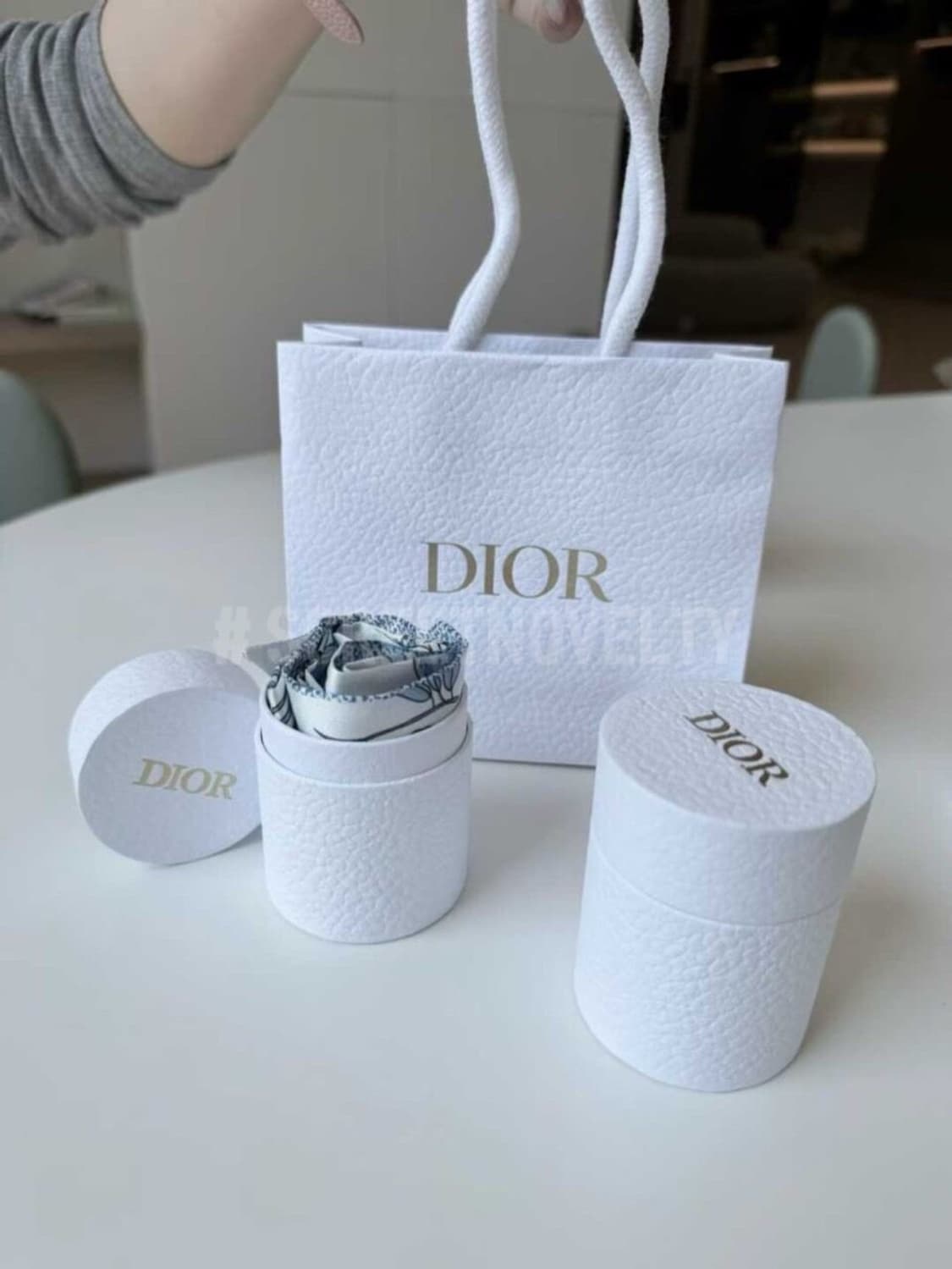 깜짝세일(새상품)정품 디올 방도 스카프 상품이미지1