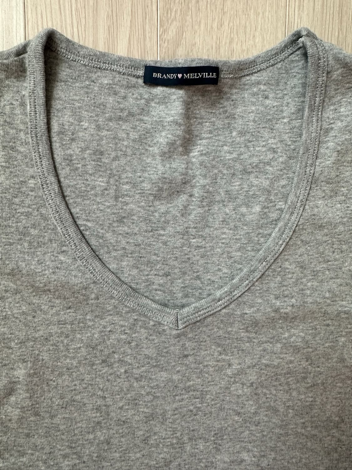 브랜디멜빌 브이넥 반팔 티셔츠 - 그레이 상품이미지2