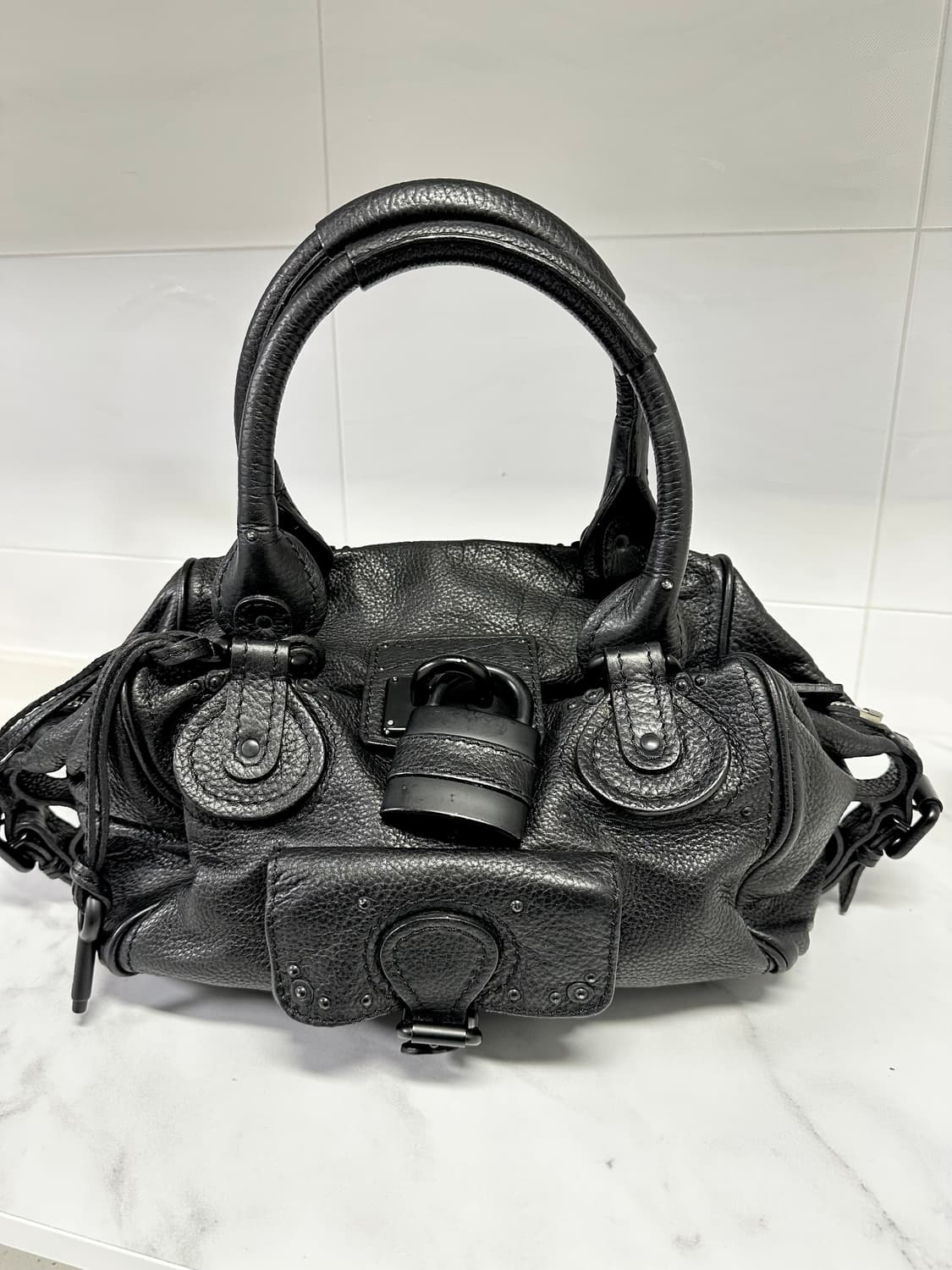 ❌거래중[A+ 정품] 끌로에 패딩턴백 올블랙 상품이미지2