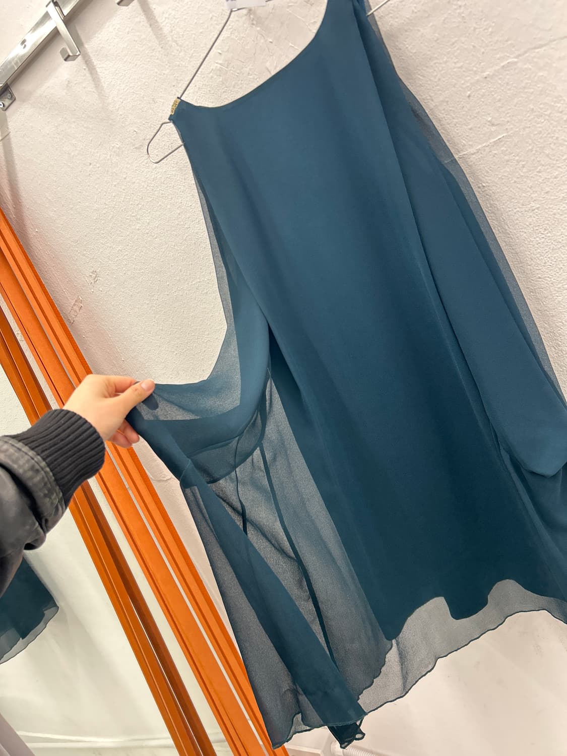 숄더스팽클 실크드레스 상품이미지4