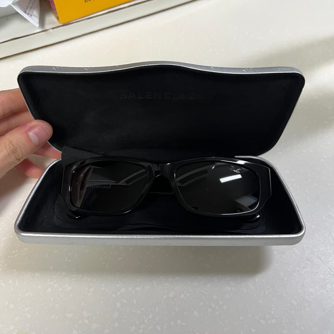 발렌시아가 25FW 선글라스 블랙 로고 상품이미지6