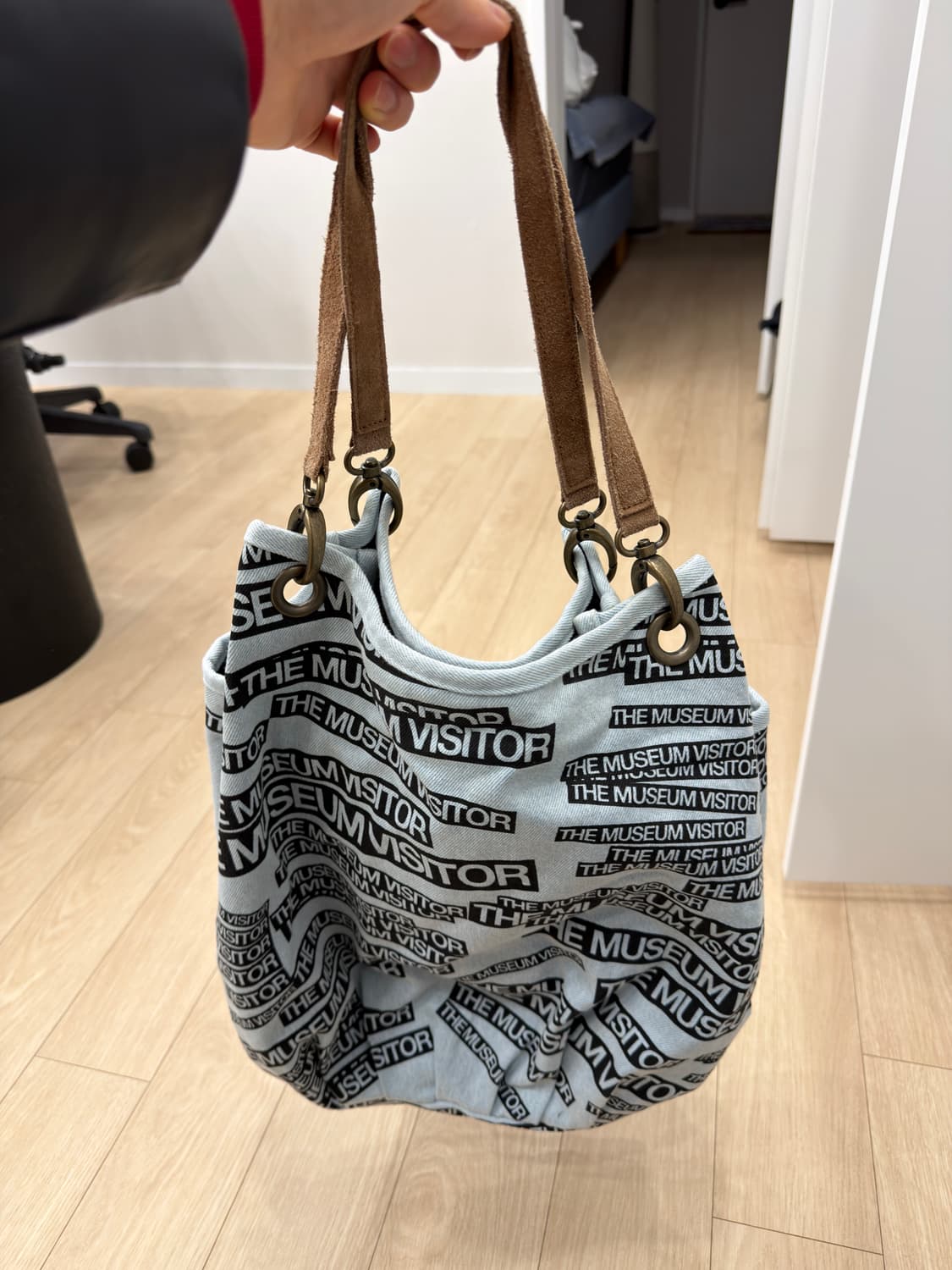 The Museum Visitor 로고 프린트 토트백 상품이미지5