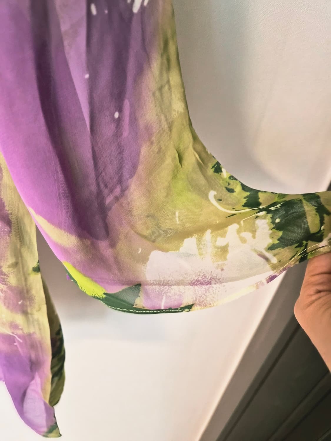 릴리엔 화사한 수채화 패턴 쉬폰 블라우스 (66/95) 상품이미지4