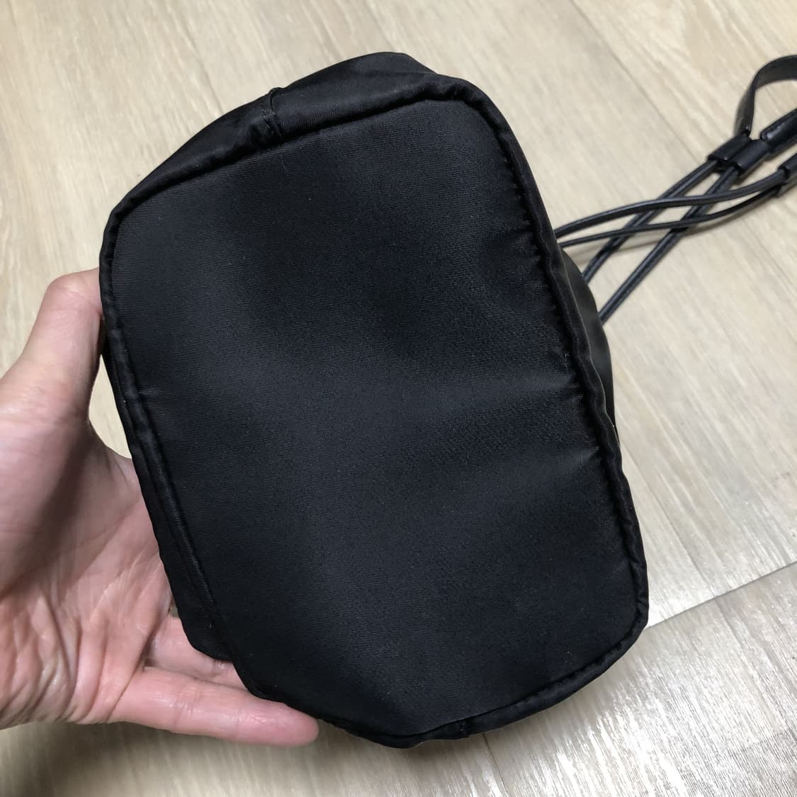 (ONE SIZE) DKNY 블랙 드로우 스트링 버킷백 상품이미지4