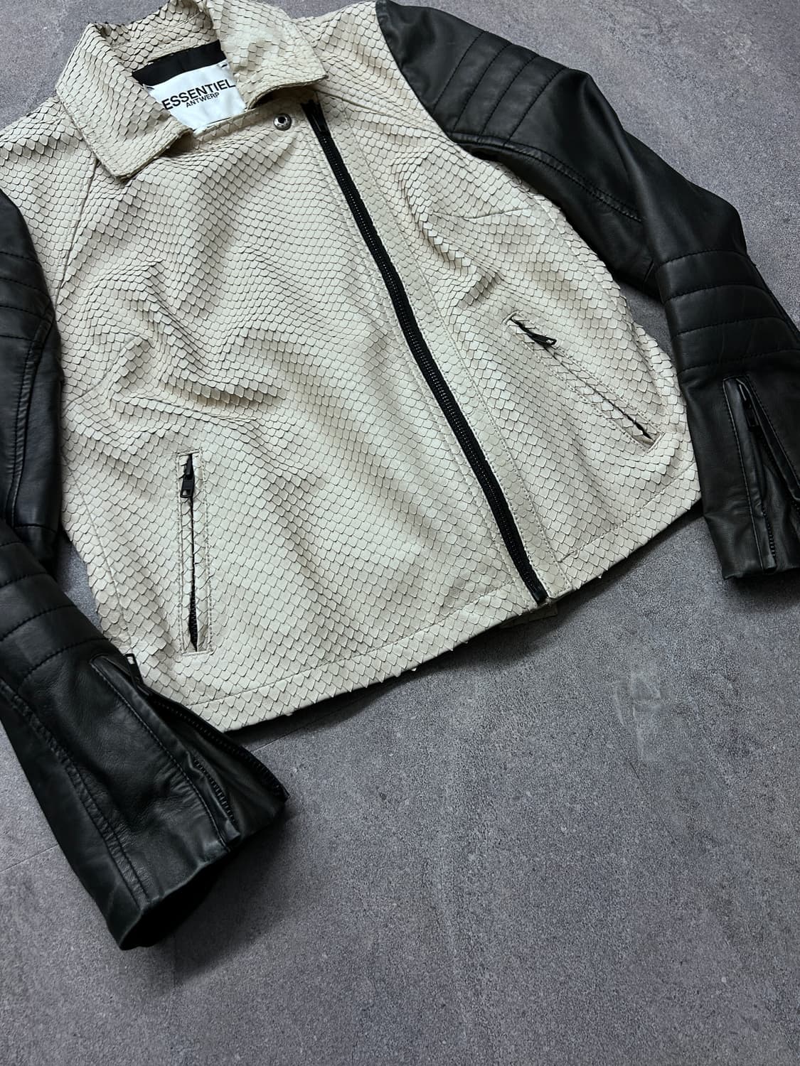 Essentiel Antwerp 파이톤 판넬 자켓 상품이미지3
