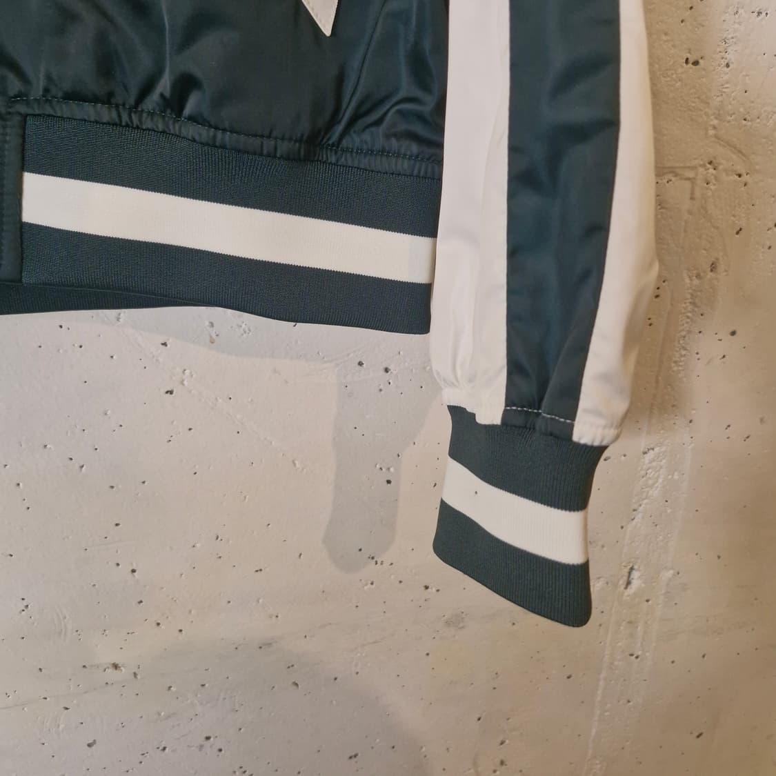 벤셔먼 자수 새틴 바시티 봄버 블루종 자켓 상품이미지3